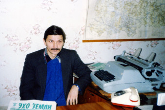 О. Ларионов в редакции газеты «Эхо земли», начало 2000-х 
